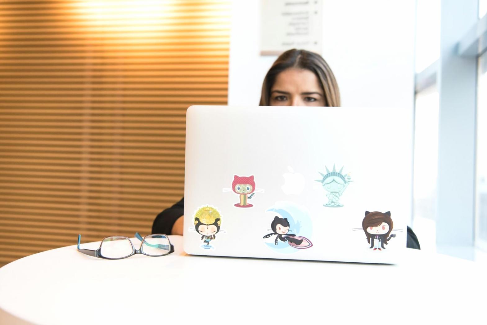 Flutter Entwicklungsumgebung mit Code-Editor und Smartphone-Emulator