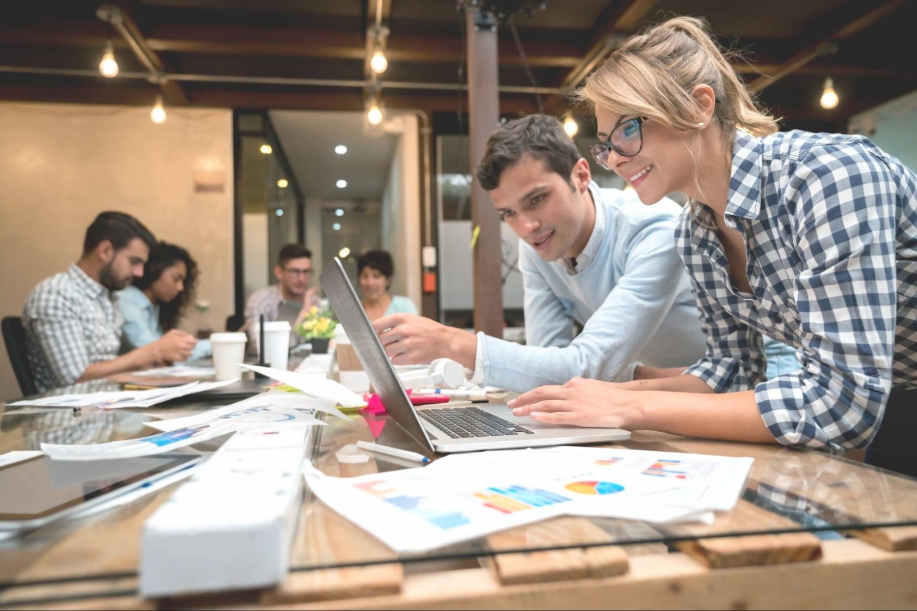 Teilnehmer arbeitet konzentriert an Flutter-Projekt am Computer