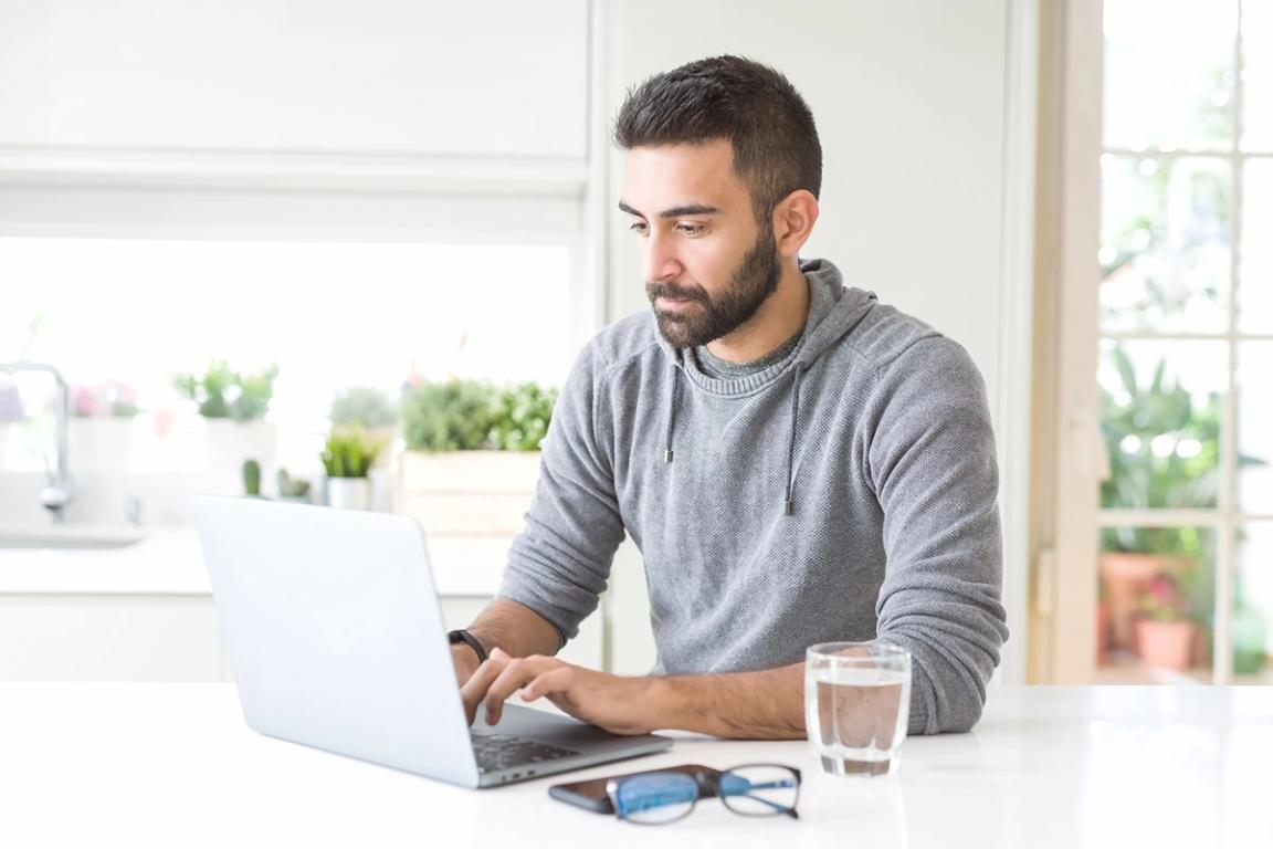 Entwickler bei der App-Entwicklung mit mehreren Geräten zum Testen